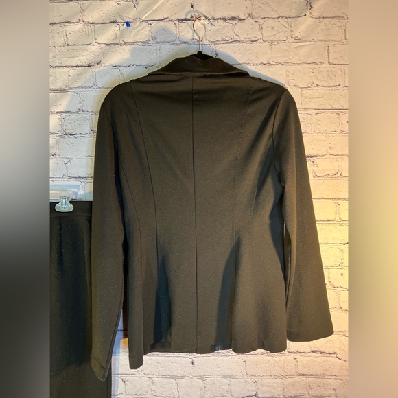 New York & Company. Ladies 2 piece pant set. Size Medium - Picture 6 of 8